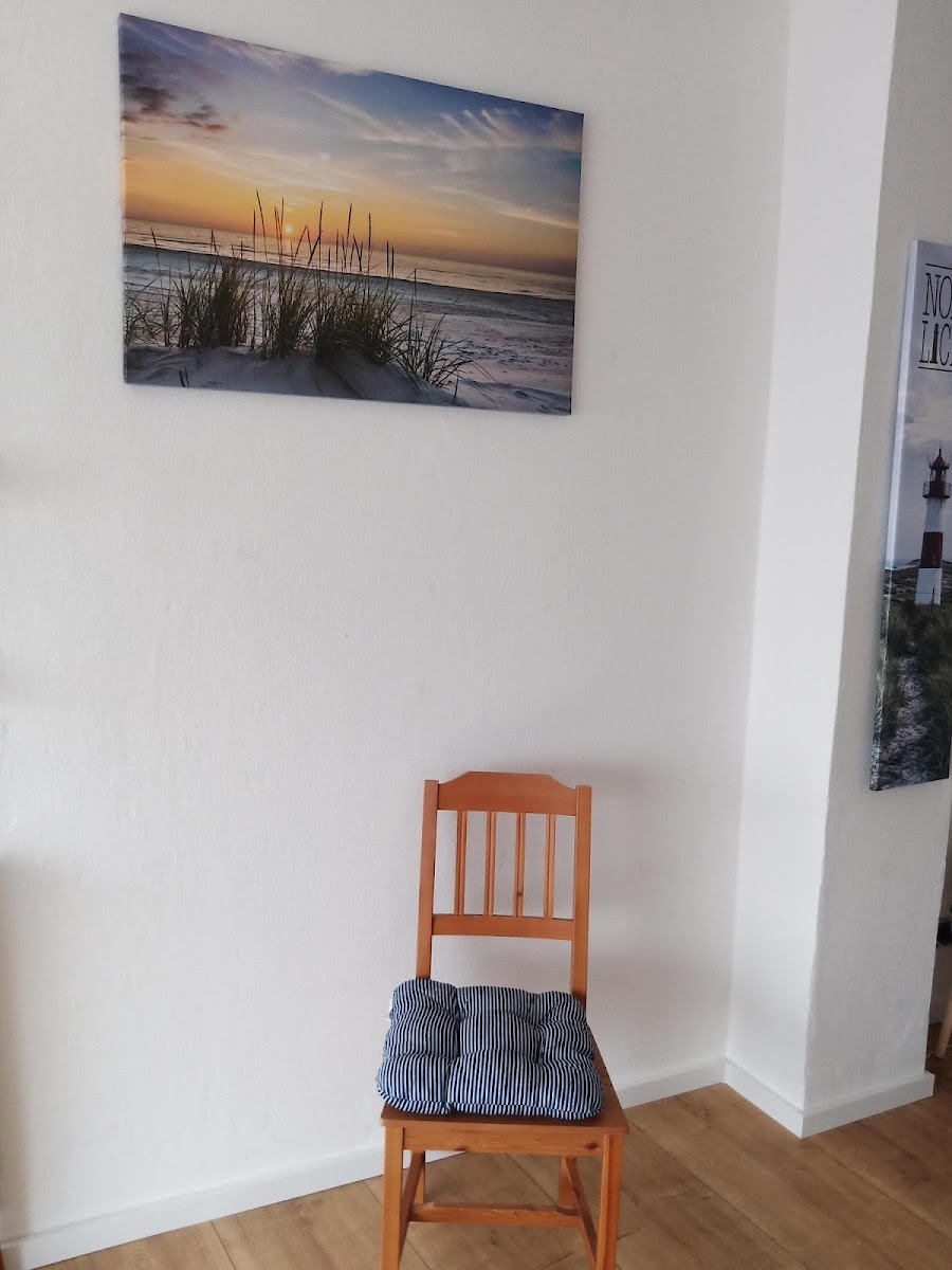 Wartebereich mit Dünen-Foto bei Wohlfühl Stuv